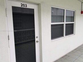 524 Washington Ave in Miami Beach, FL - Foto de edificio - Building Photo