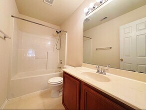 208 Founders Walk Dr in Morrisville, NC - Foto de edificio - Building Photo