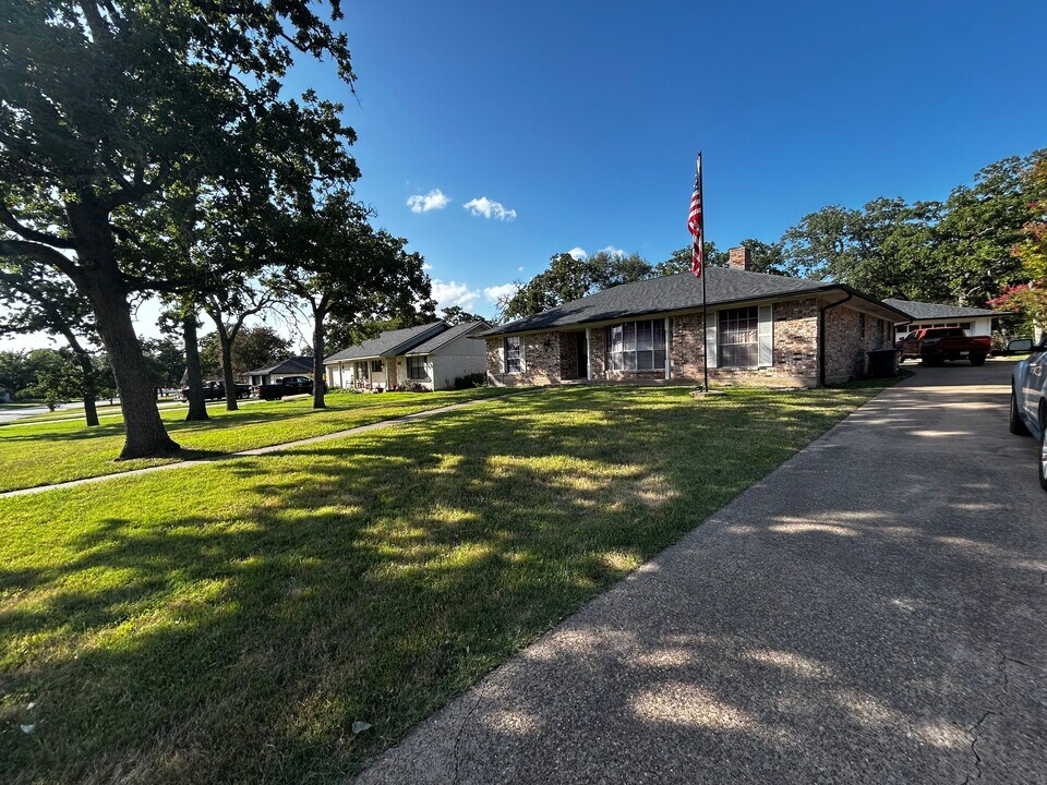 2007 Southwood Dr in College Station, TX - Building Photo