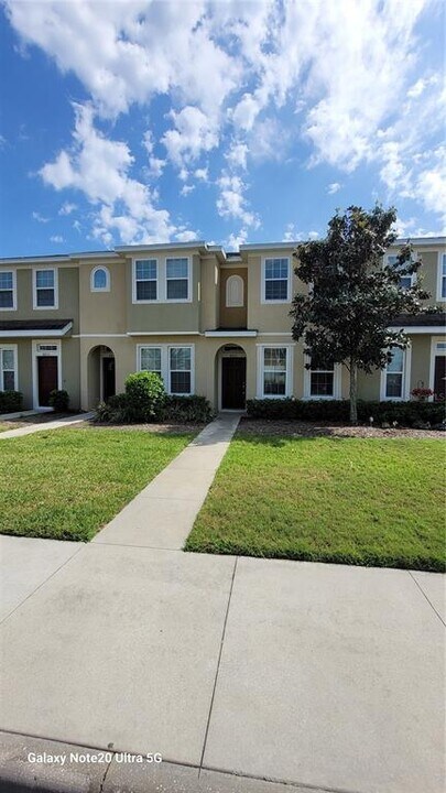 8851 Walnut Gable Ct in Riverview, FL - Building Photo