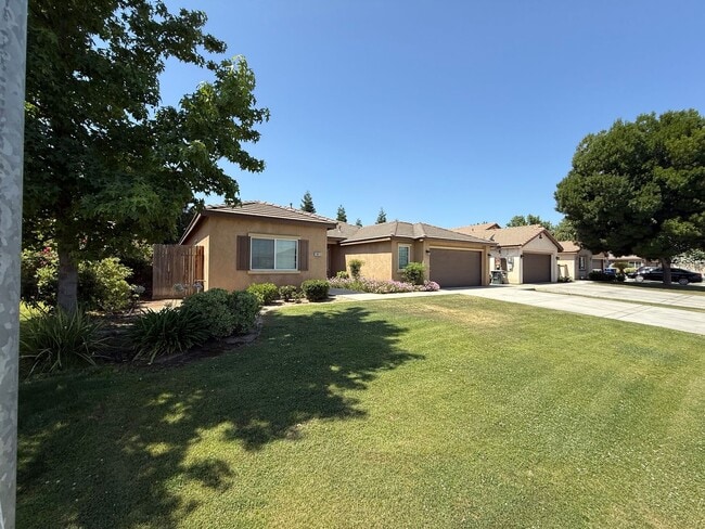 10819 Pointe Royal Dr in Bakersfield, CA - Building Photo - Building Photo