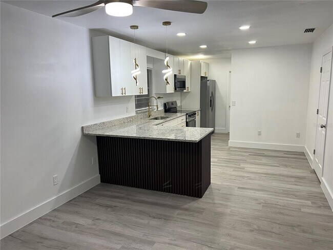 632 Paradise Island Way in Haines City, FL - Building Photo - Building Photo