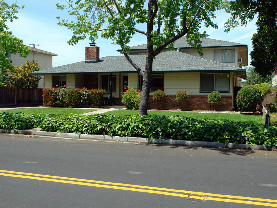 127 Carlton Ave in Los Gatos, CA - Foto de edificio