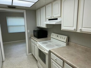 2095 NW Fork Rd in Stuart, FL - Foto de edificio - Building Photo