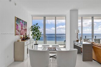1300 Brickell Ave, Unit 3702 in Miami, FL - Foto de edificio - Building Photo