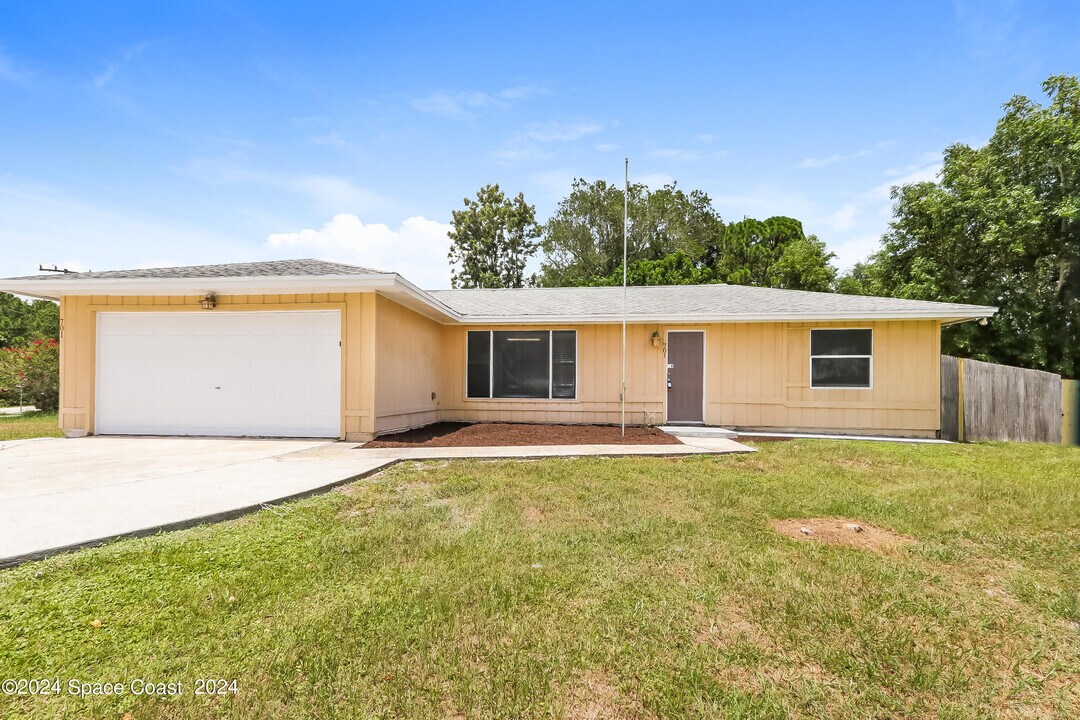 701 NW Grenada St in Port St. Lucie, FL - Building Photo