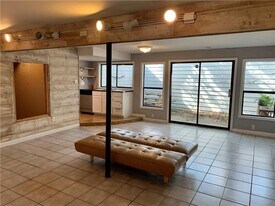 2400 Jarratt Ave in Austin, TX - Building Photo