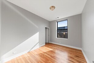 3126 N Broadway St, Unit 405 in Chicago, IL - Building Photo - Building Photo