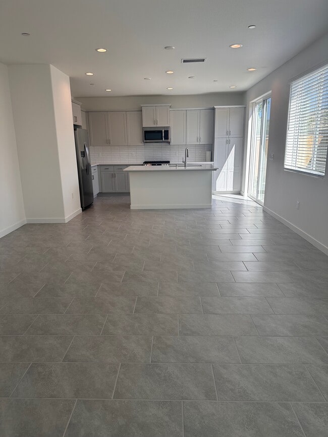 696 Philip Way in Madera, CA - Foto de edificio - Building Photo