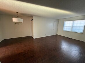 7925 Royal Arms Ct in St. Louis, MO - Building Photo - Building Photo