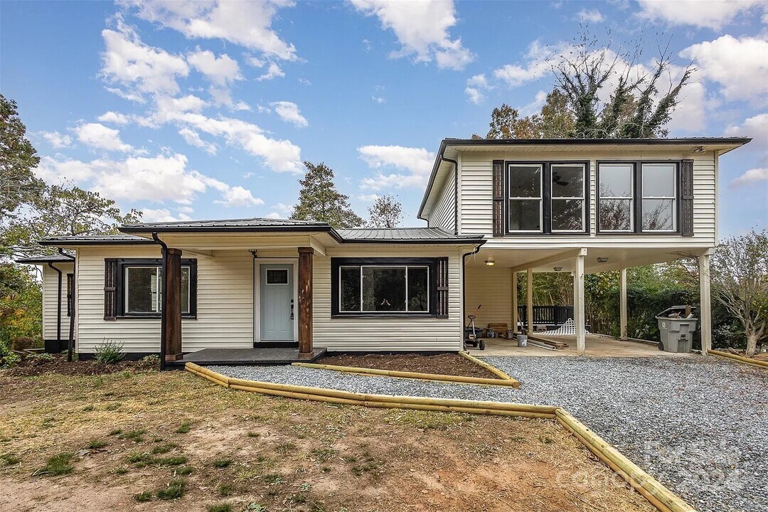 525 Arlington Cir NW in Lenoir, NC - Building Photo