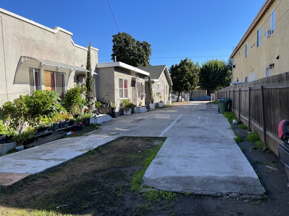 9305 Maie Ave in Los Angeles, CA - Building Photo