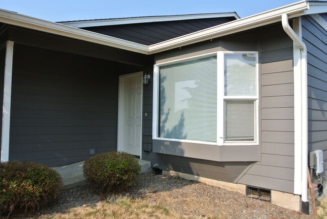 2635 SE Lyon St in Albany, OR - Building Photo - Building Photo