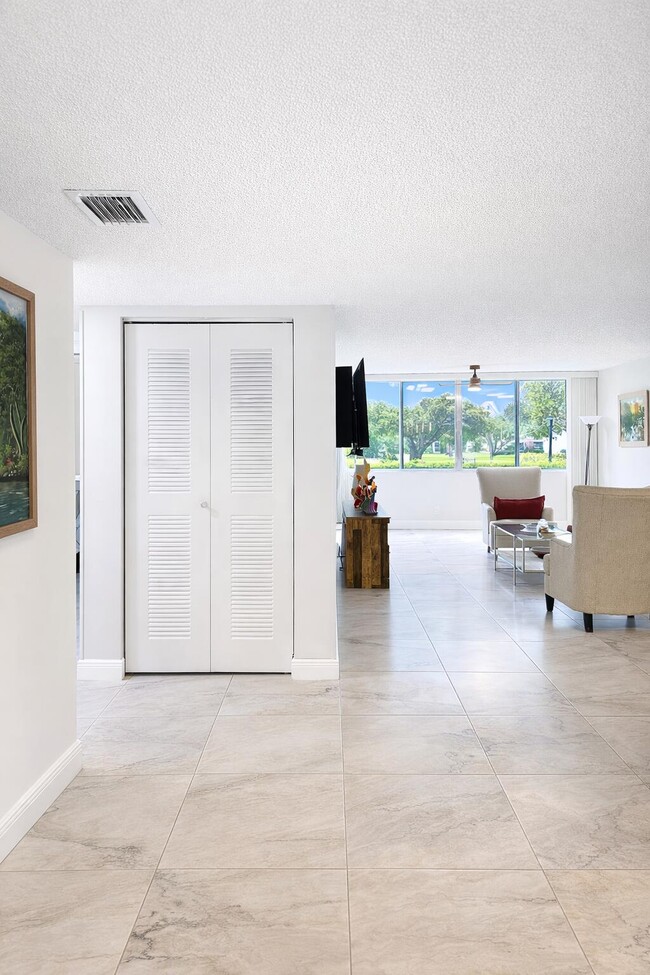 6698 10th Ave N in Lake Worth, FL - Building Photo - Building Photo