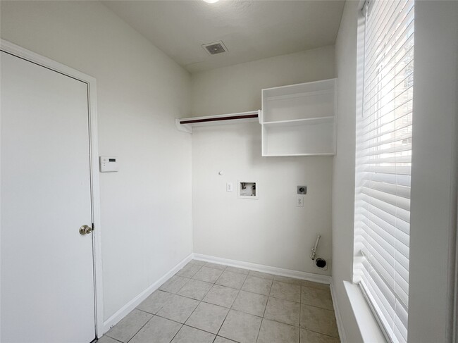 5723 Ames Crossing in Sugar Land, TX - Building Photo - Building Photo