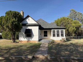 116 W North St in Henrietta, TX - Building Photo