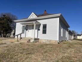 323 W King St in Warrensburg, MO - Building Photo