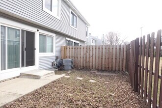 1996 Georgetown Ln in Hoffman Estates, IL - Building Photo - Building Photo