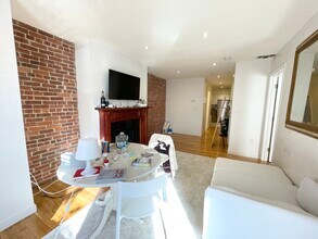 71 Gainsborough St, Unit 201 in Boston, MA - Building Photo - Building Photo