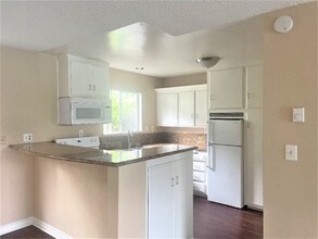 931 W 19th St in Costa Mesa, CA - Foto de edificio - Building Photo