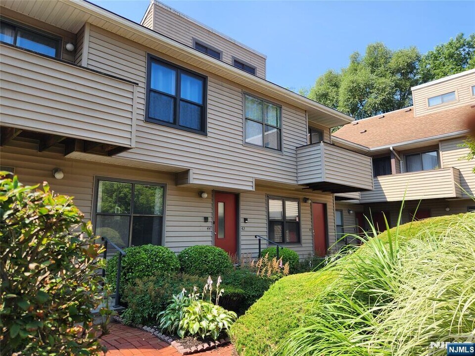 77 Liberty St in Little Ferry, NJ - Building Photo