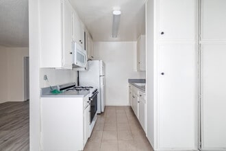 Fuller Apartments in Los Angeles, CA - Building Photo - Interior Photo