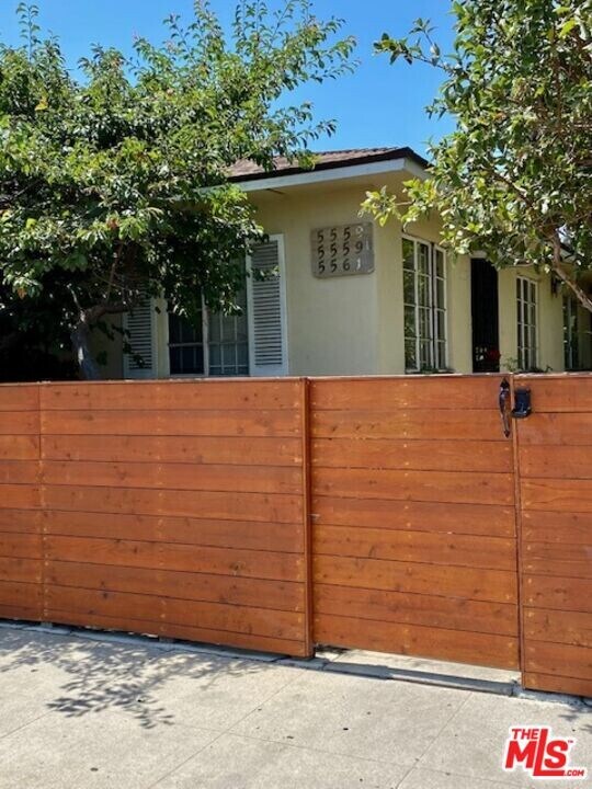 5561 Inglewood Blvd in Culver City, CA - Building Photo
