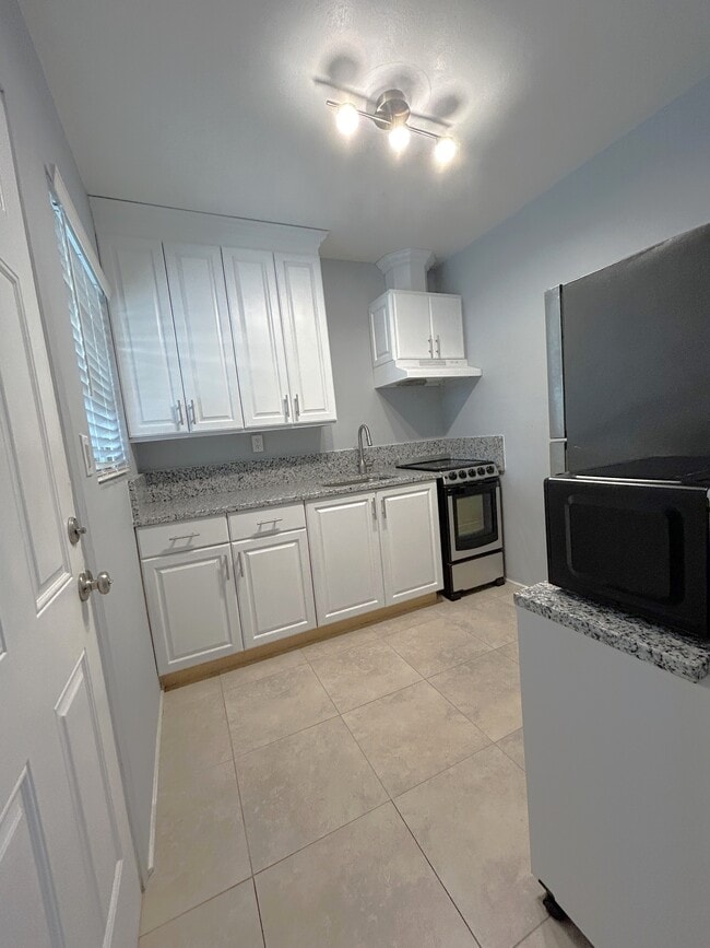 941 N Oleander Ave, Unit 3 in Daytona Beach, FL - Building Photo - Building Photo