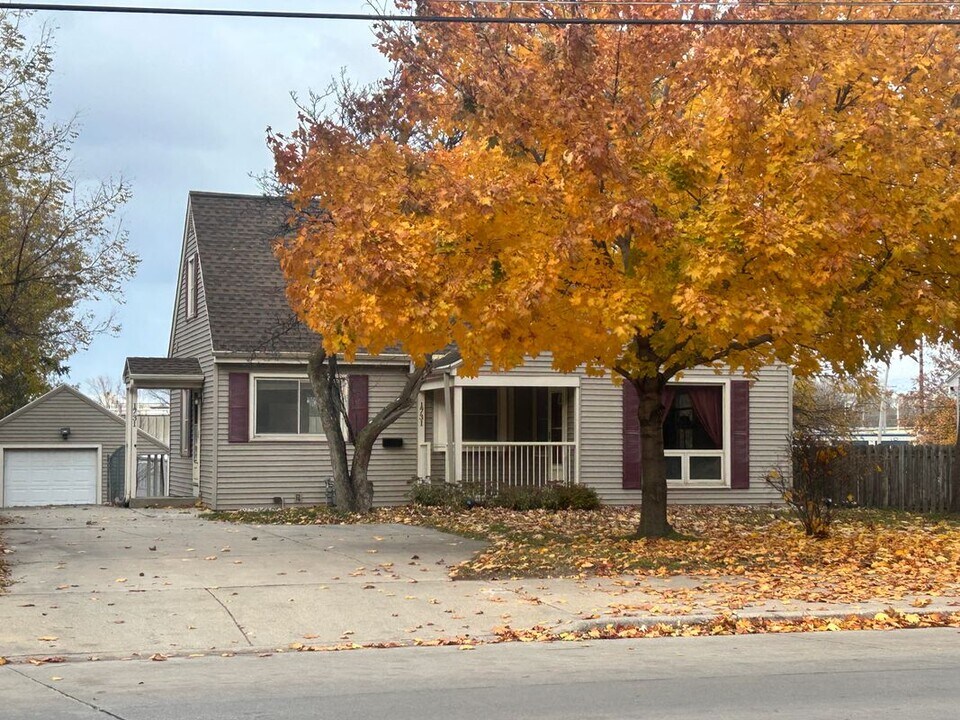 1731 Deckner Ave in Green Bay, WI - Foto de edificio