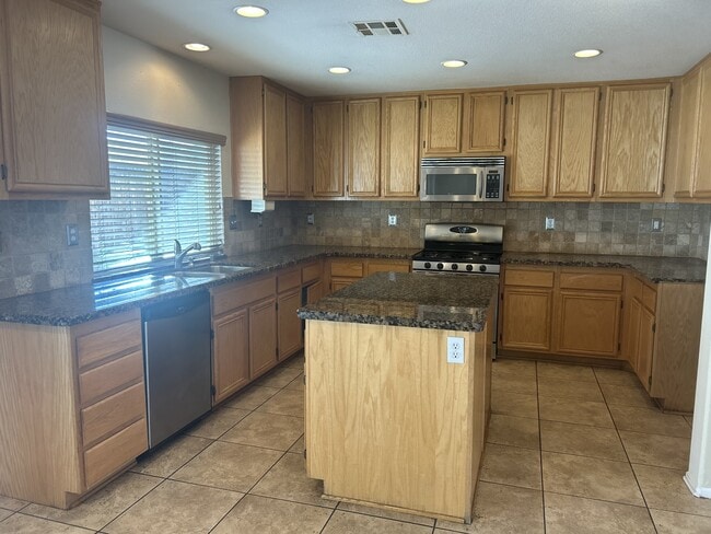 14029 Iris Cove in Victorville, CA - Building Photo - Building Photo