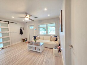 250 NE 42nd St in Oakland Park, FL - Building Photo - Building Photo