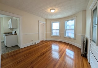14 Sanborn Ave, Unit 18-5 in Somerville, MA - Foto de edificio - Building Photo