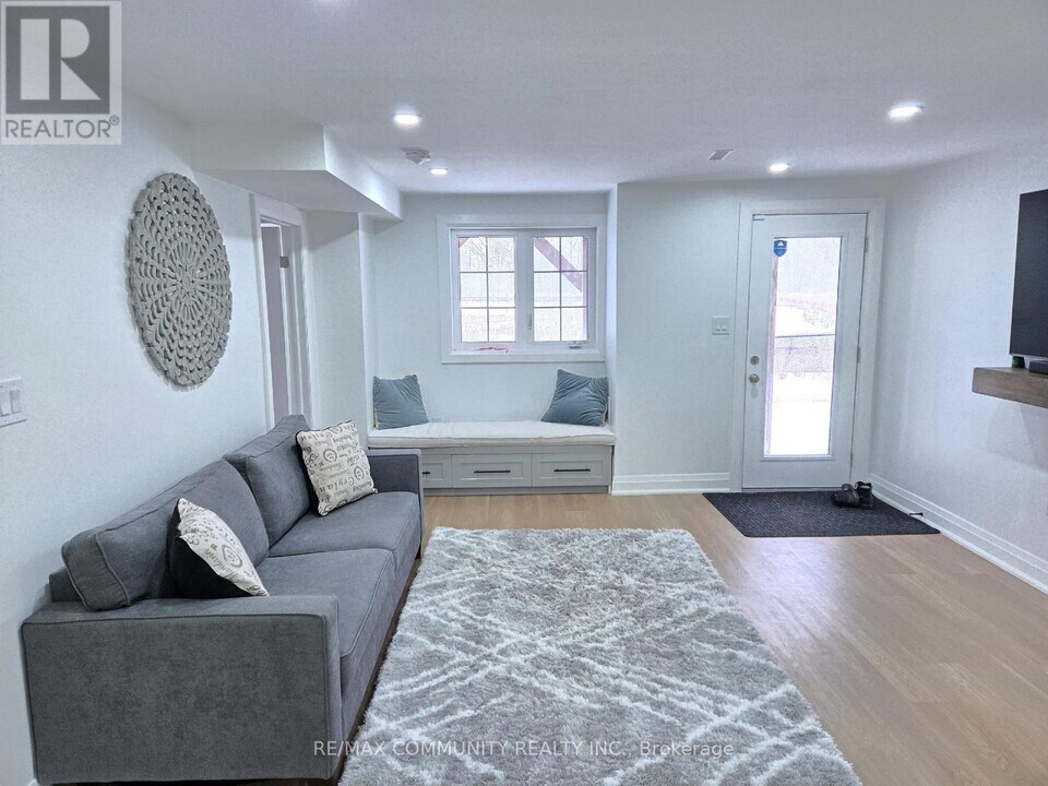 3279 Turnstone Blvd in Pickering, ON - Building Photo