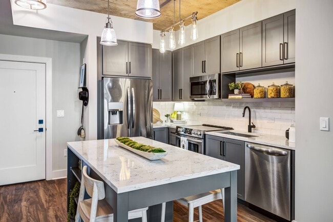 The Point at Reston in Reston, VA - Foto de edificio - Building Photo