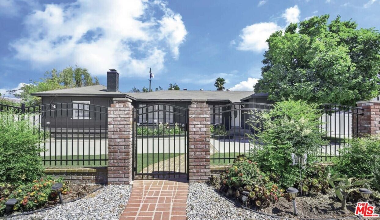 23046 Leonora Dr in Los Angeles, CA - Building Photo