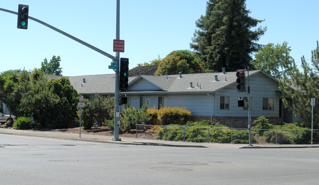 1581 Yulupa Ave in Santa Rosa, CA - Foto de edificio - Building Photo