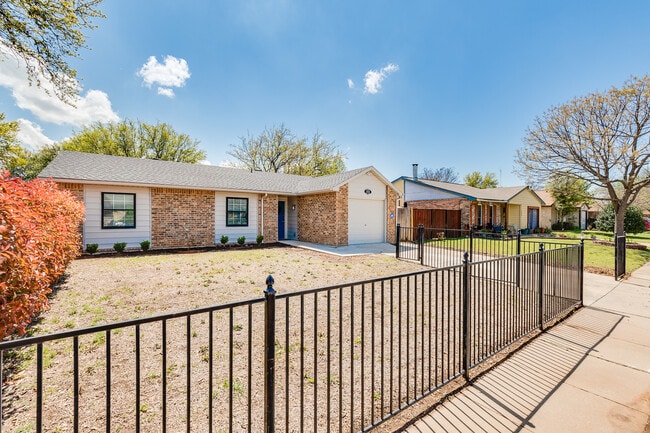 3805 Longmeadow Way in Fort Worth, TX - Foto de edificio - Building Photo