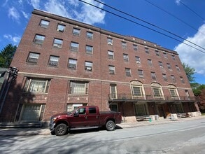 40 Academy St in Liberty, NY - Foto de edificio - Building Photo