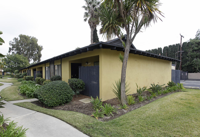 Sandalwood Cottages in Santa Ana, CA - Building Photo - Building Photo