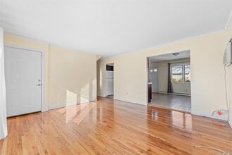 4 Quaker Ct in Babylon, NY - Building Photo - Building Photo