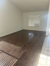25562 Calabria Dr in Moreno Valley, CA - Foto de edificio - Building Photo