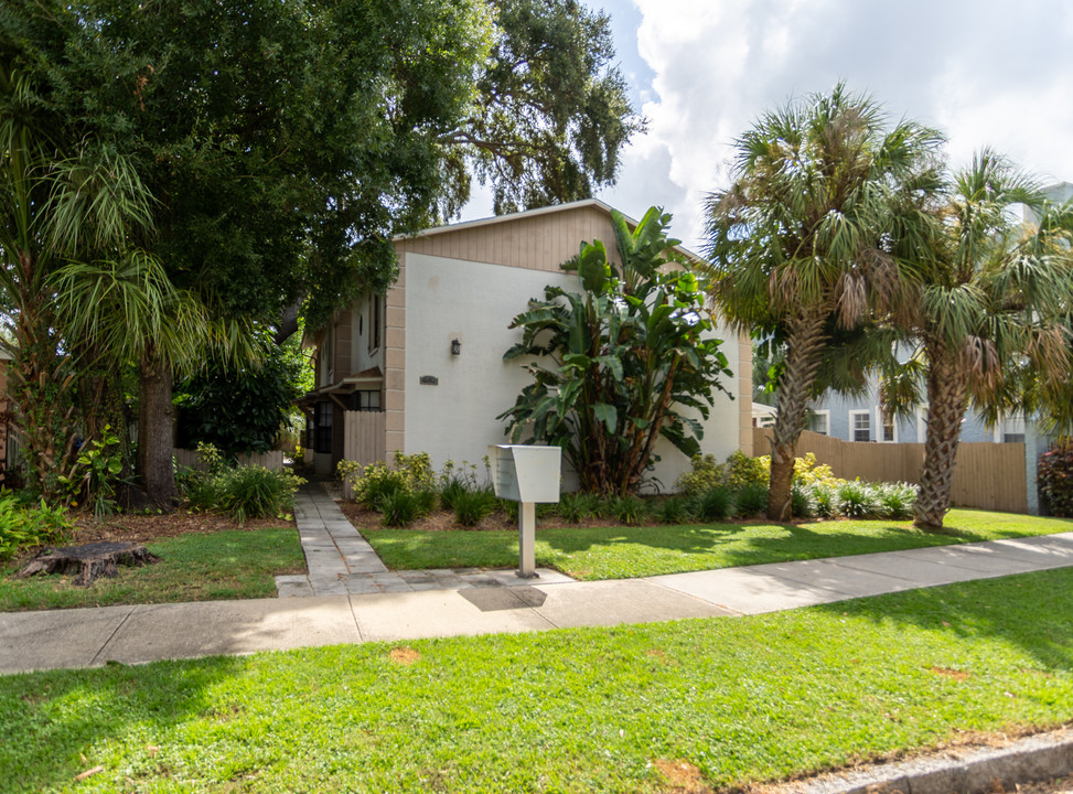 Westland Townhomes in Tampa, FL - Building Photo