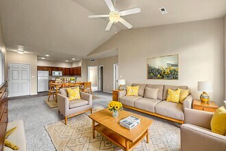 Pointe 28 in Ankeny, IA - Foto de edificio - Building Photo