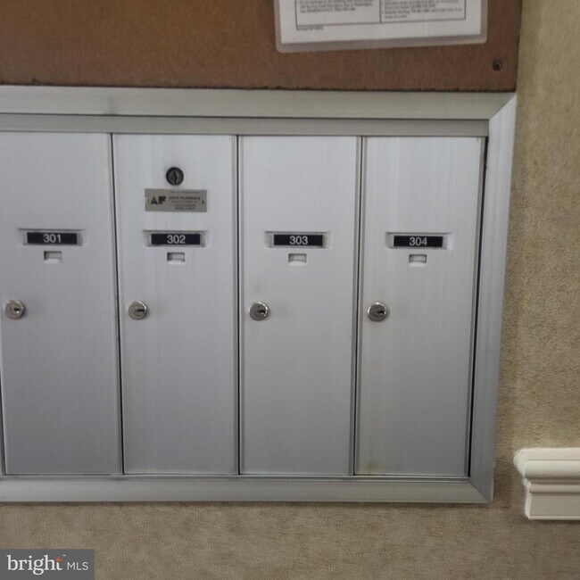 5800 Cove Landing Rd in Burke Centre, VA - Building Photo - Building Photo