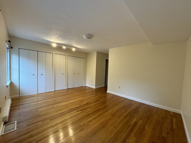 24 Alton Pl, Unit 24B in Brookline, MA - Building Photo - Building Photo