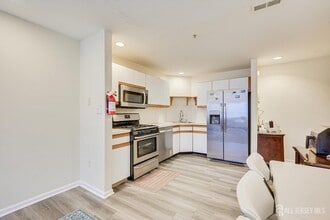 27 Edinburgh Ct in Edison, NJ - Building Photo - Building Photo