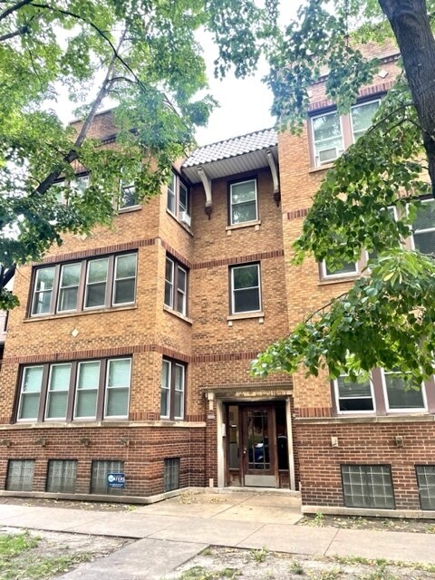 2300 W Sunnyside Ave in Chicago, IL - Building Photo
