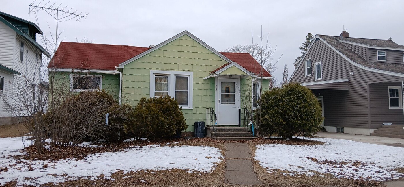 217 2nd St in Moose Lake, MN - Building Photo