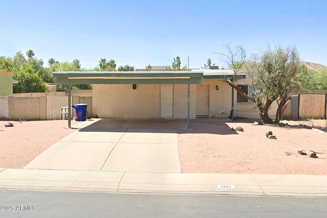 2407 W Dunbar Dr in Tempe, AZ - Building Photo