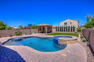 6563 E Via Jardin Verde in Tucson, AZ - Building Photo - Building Photo
